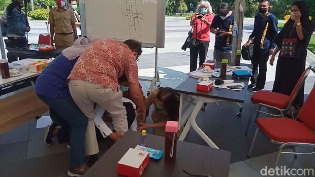 Wali Kota Risma nangis-nangis dan sujud saat audiensi bersama IDI Jatim dan IDI Surabaya. Dia mengaku goblok dan tak pantas menjadi wali kota.
