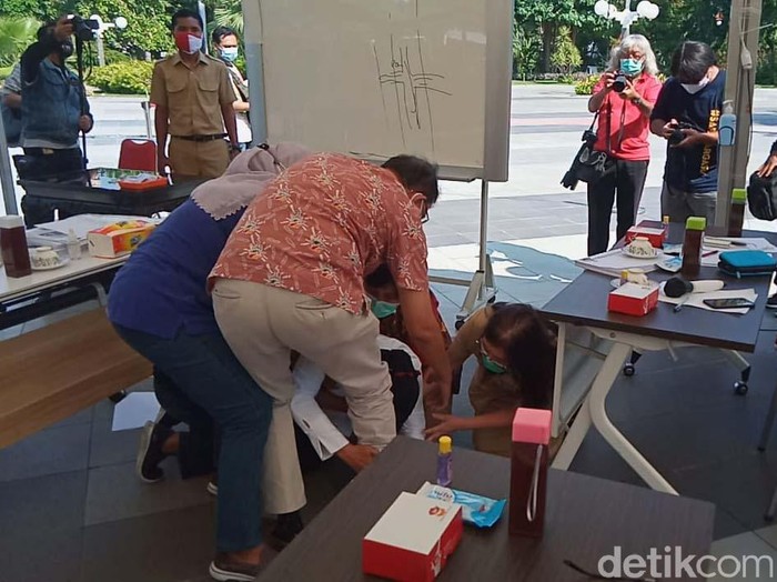 Wali Kota Risma nangis-nangis dan sujud saat audiensi bersama IDI Jatim dan IDI Surabaya. Dia mengaku goblok dan tak pantas menjadi wali kota.