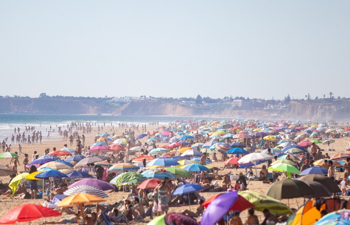 Usai mencabut keadaan darurat pada (21/6) lalu, Spanyol langsung melonggarkan lockdown. Hasilnya, Pantai Cadiz diserbu wisatawan.