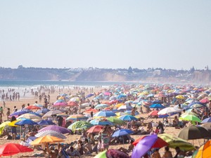 Spanyol Ancam Denda Turis yang Bikin Kavling di Pantai