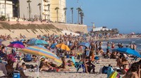 Begini penampakan warga Spanyol yang menyemut di Pantai Santa Maria del Mar, Cadiz.