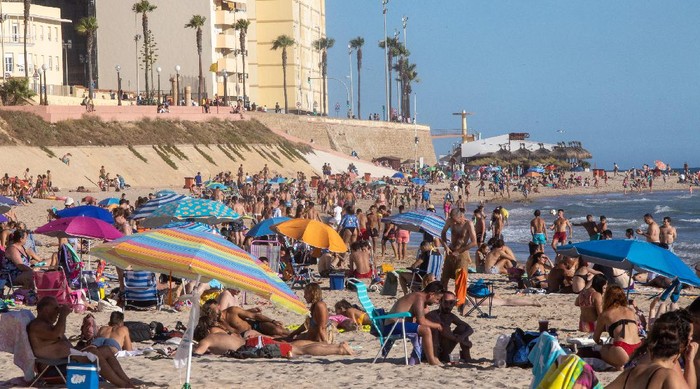 Usai mencabut keadaan darurat pada (21/6) lalu, Spanyol langsung melonggarkan lockdown. Hasilnya, Pantai Cadiz diserbu wisatawan.