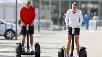 Petensi Andrewa Petkovic berkeliling Kota Beijing di tahun 2010 menggunakan Segway. Foto: Getty Images