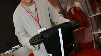 Jackie Chan tampak mengendarai Segway Human Transporter di tahun 2006 saat menghadiri sebuah konferensi di London. Foto: Getty Images