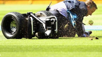 Seorang kameramen tampak hilang keseimbangan kala memakai Segway. Foto: Getty Images