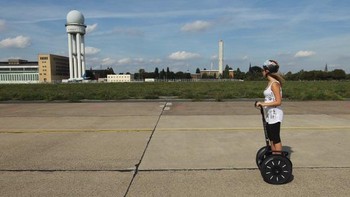 Bahkan ada beberapa kecelakaan sosok penting yang memakai Segway. Pada tahun 2003 misalnya, George W Bush jatuh dari Segway yang ia kendarai di rumah orang tuanya. Foto: Getty Images