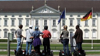 Segway original itu dibuat oleh engineer AS, Dean Kamen. Di kemudian hari, Segway model awal ini kebanyakan hanya dipakai di bandara atau oleh aparat, tidak begitu diminati warga umum. Foto: Getty Images