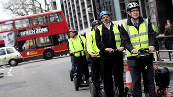 Tidak jelas sampai kapan perusahaan akan memberi support pada Segway Human Transporter tersebut. Perusahaan akan mengalihkan fokus ke produk yang lain, bukan lagi alat transportasi dua roda tersebut. Foto: Getty Images