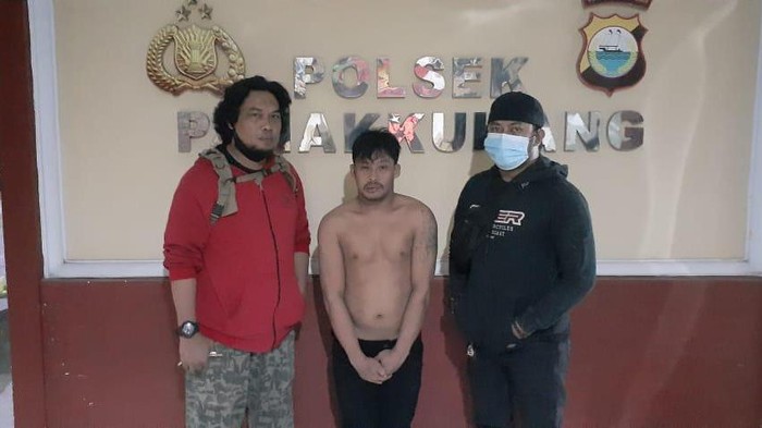 Seorang pria bernama Iqbal alias Ganna (31) di Makassar diamankan polisi akibat menikam leher tetangganya sehingga robek.