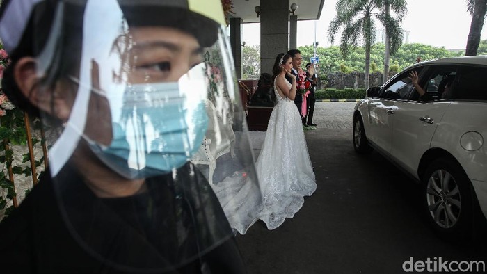 Seperti Ini Lho Simulasi Wedding Drive-Thru di Tangerang Wedding drive thru kini menjadi pilihan pasangan yang ingin menikah di masa pandemi. Seperti apa sih penampakannya? Penasaran?