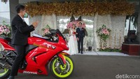 Tak hanya mobil, adapula tamu undangan yang hadir menggunakan sepeda motor.