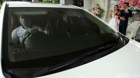 Pasangan pengantin melaksanakan simulasi resepsi pernikahan drive thru di Hotel Istana Nelayan, Jatiuwung, Tangerang, Senin (29/6/2020). 