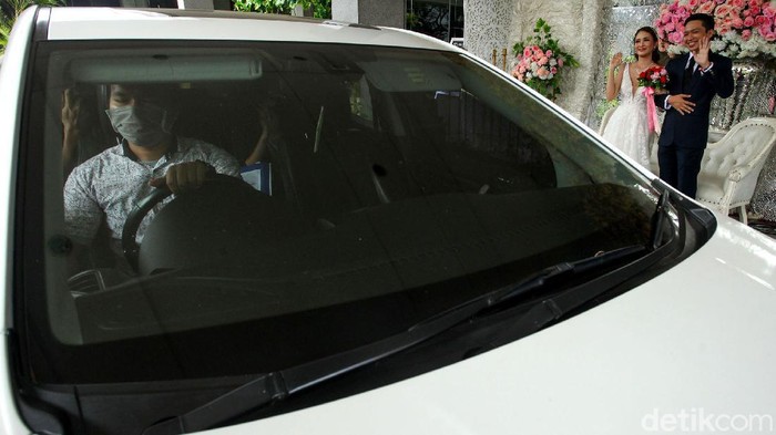 Seperti Ini Lho Simulasi Wedding Drive-Thru di Tangerang Wedding drive thru kini menjadi pilihan pasangan yang ingin menikah di masa pandemi. Seperti apa sih penampakannya? Penasaran?