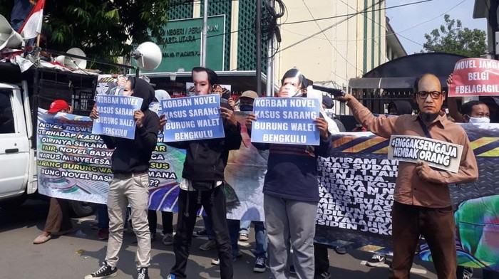 Sidang Novel Kembali Diwarnai Aksi Kelompok aktivis tergabung dalam Aktivis Gugat Novel (AGN) kembali menggelar aksi unjuk rasa di PN Jakarta Utara, Senin (29/6/2020).
Dalam aksinya, mereka terus meminta keadilan agar Kejaksaan Agung segera memproses kasus sarang burung walet di Bengkulu yang menyeret nama penyidik KPK Novel Baswedan.