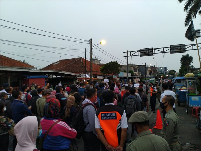 Stasiun Bogor, Senin 29 Juni 2020, pukul 06.00 WIB. (Sachril AB/detikcom)