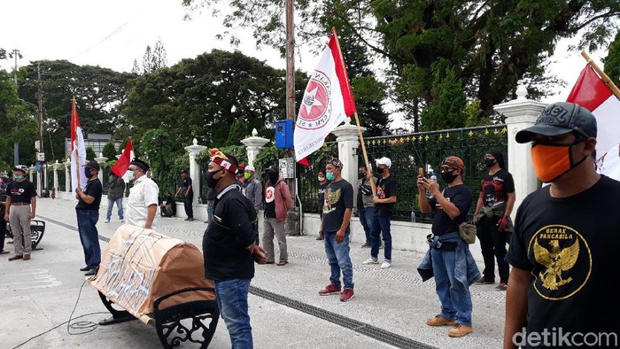 Suasana aksi Forum Elemen Nasionalis Marhaenis di Titik Nil Kilometer Yogyakarta, Senin (29/6/2020).