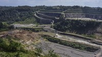 Begini aktivitas pembangunan Bendungan Leuwikeris di Kabupaten Ciamis, Jawa Barat, Senin (29/6/2020).