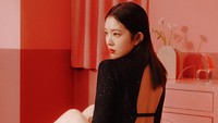 Irene tampil seksi dengan busana hitam backless. (Foto: Dok. SM Entertainment)