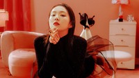 Dalam foto terbarunya, pemilik nama asli Bae Joo Hyun itu terlihat semakin mempesona. (Foto: Dok. SM Entertainment)