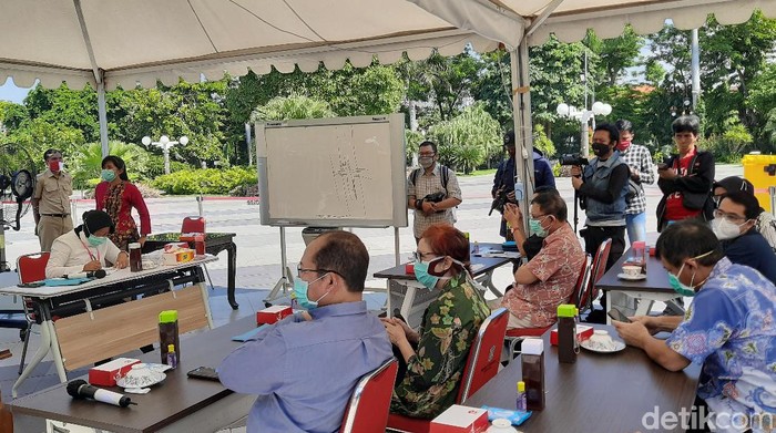 Wali Kota Surabaya Tri Rismaharini sujud sambil menangis di hadapan Ikatan Dokter Indonesia (IDI). Bahkan, Risma sampai dua kali sujud.