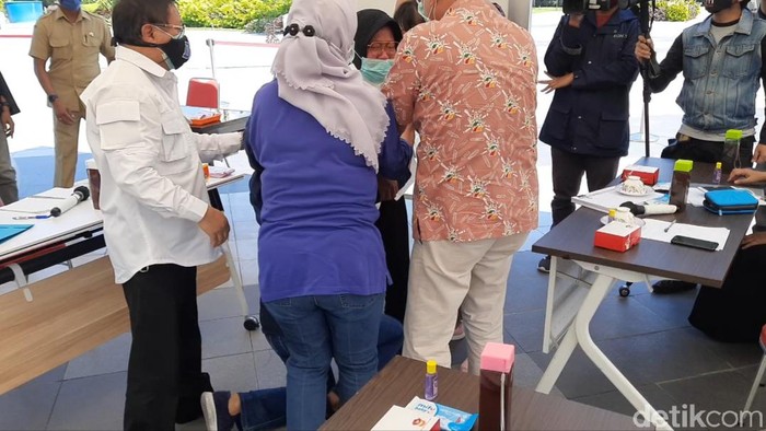 Wali Kota Surabaya Tri Rismaharini sujud sambil menangis di hadapan Ikatan Dokter Indonesia (IDI). Bahkan, Risma sampai dua kali sujud.