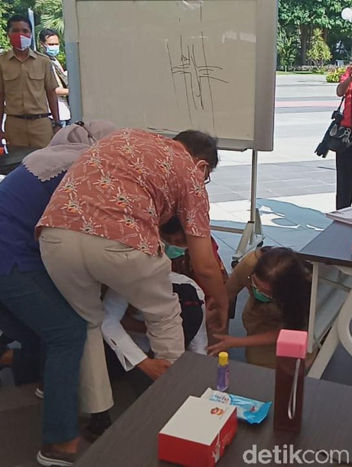 Wali Kota Surabaya Tri Rismaharini sujud sambil menangis di hadapan Ikatan Dokter Indonesia (IDI). Bahkan, Risma sampai dua kali sujud.