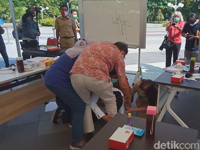 Wali Kota Surabaya Tri Rismaharini sujud sambil menangis di hadapan Ikatan Dokter Indonesia (IDI). Bahkan, Risma sampai dua kali sujud.