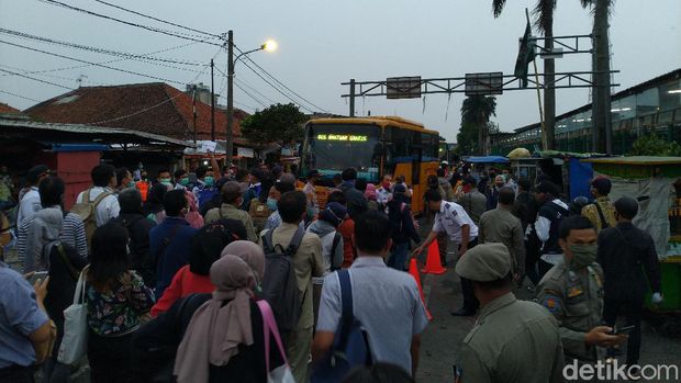 Warga antre naik bus gratis di Stasiun Bogor