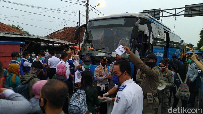 Warga antre naik bus gratis di Stasiun Bogor