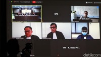 Jaksa membacakan tuntutan untuk terdakwa Wawan.