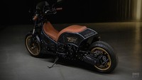Tahap finishing warna perpaduan dari powdercoating dan anodizing serta sandblast. “Catnya berwarna satin, warna arang semi-gloss, dan jok kulit cokelatnya sangat kontras hangat. Yang tersisa dari TMAX asli adalah roda emasnya.  ujar Greg. Foto: Bike Exif