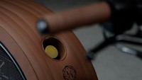 Desain jok baru yang mengikuti bentuk lengkungan hingga buritan belakang juga menambah kesan gahar dari motor skutik gambot ini. Jok serta hand-grip menggunakan bahan dari kulit dengan perpaduan warna coklat, serasi dengan konsep dasar motor yang berwarna hitam. Foto: Bike Exif