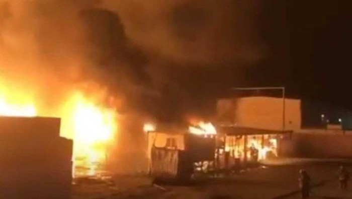 3.000 mobil baru terbakar di pelabuhan Kuwait.