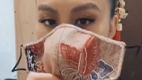Baju Cheongsam yang dikenakan Agnez adalah karya pertamanya pada saat pandemi Corona ini. Dok. Instagram/anneavantieheart