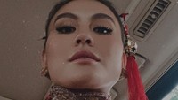 Hal tersebut membuat banyak orang berpikir apakah ia telah bertunangan dengan Raphael Maitimo. Dok. Instagram/agnezmo
