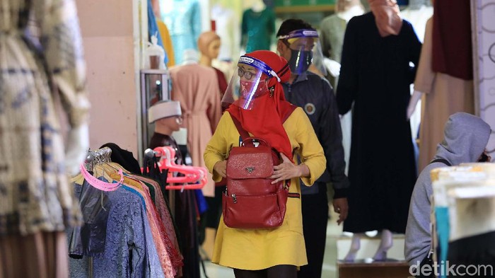 Suasana Pasar Tanah Abang blok A dan B di Jakarta Pusat, Selasa (30/6). Pasar Tanah Abang akan ditutup sementara setelah adanya pedagang yang positif COVID-19.