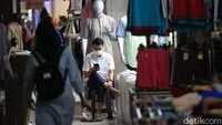 Saat berada dilokasi detikcom mendengar melalui pengeras suara pengelola pasar blok A menyatakan bahwa besok tak ditutup.