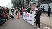 Proyek tersebut dinilai merusak lingkungan dan menambah beban negara.