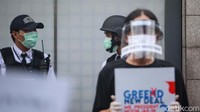 Tampak petugas keamanan Kedubes Korsel memantau pendemo.