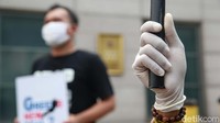 Para pendemo juga memakai sarung tangan dalam rangka pencegahan virus Corona.