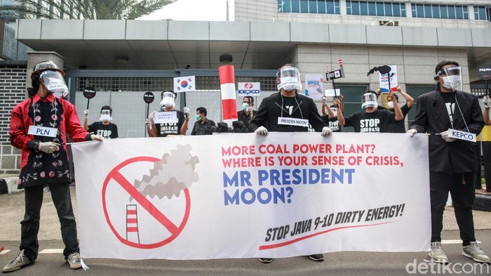 Aksi Mengecam Pandanaan PLTU Jawa 9 & 10 Sejumlah aktivis lingkungan berdemo di Kedubes Korea Selatan di Jakarta. Mereka mengecam perusahaan listrik Korsel yang mendanai proyek PLTU Jawa 9 & 10 di Banten.