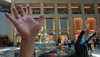 Massa pro-demokrasi tampak melakukan aksi di dalam sebuah pysat perbelanjaan yang berada di kawasan Hong Kong. Aksi itu dilakukan sebagai bentuk kekecewaan mereka atas disahkannya Undang-undang keamanan nasional Hong Kong. AP Photo/Vincent Yu.