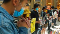Para demonstran tampak membawa sejumlah poster berisi kritik serta protes atas UU kontroversial tersebut. Diketahui, Para kritikus telah lama mengatakan bahwa UU ini melanggar otonomi Hong Kong dan dapat digunakan untuk memberangus perbedaan pendapat. AP Photo/Vincent Yu.