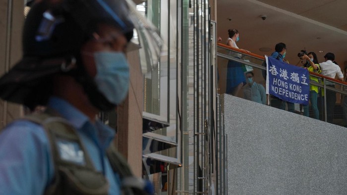 Undang-undang keamanan nasional Hong Kong disahkan Parlemen China, Selasa (30/6). Disahkannya UU kontroversial itu picu gelombang aksi pro-kontra dari warga.