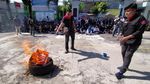 Aksi Rektor Uniba Lepas Seragam dan Mundur dari Kampus