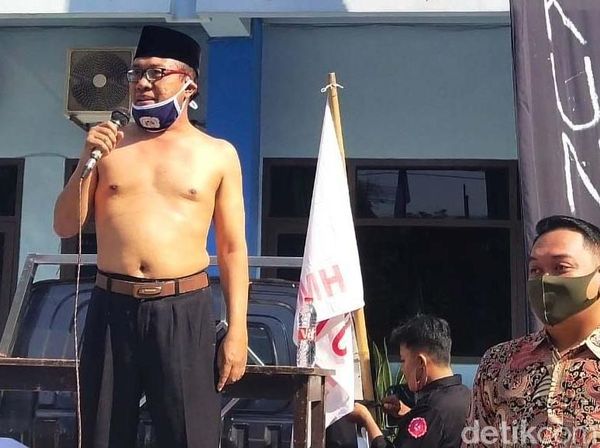 Aksi Rektor Uniba Lepas Seragam dan Mundur dari Kampus