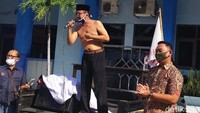 Saya selalu Rektor merasa gagal dan saya menyatakan sikap hari ini menyatakan mundur dari kampus, kata kata Pramono kemudian melepas kemeja batiknya.