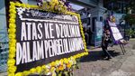 Aksi Rektor Uniba Lepas Seragam dan Mundur dari Kampus