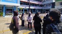 Massa yang terdiri dari mahasiswa dan civitas kampus Universitas Islam Batik (Uniba) Solo berunjuk rasa hari ini. Protes dilayangkan kepada pengurus yayasan, salah satunya terkait pendanaan organisasi mahasiswa.