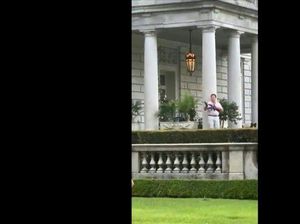 Trump Retweet Video Warga Kulit Putih Acungkan Senjata ke Demonstran